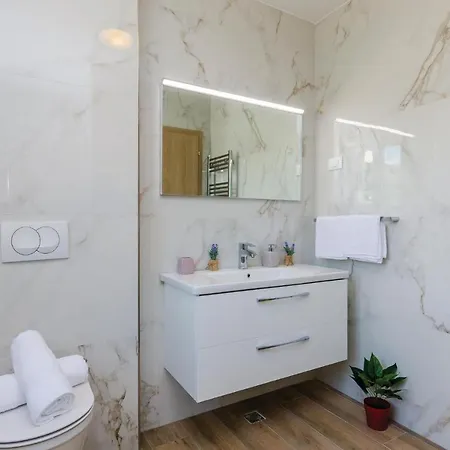 Stunning In Zaton Veliki With 3 Bedrooms, Wifi And Jacuzzi
